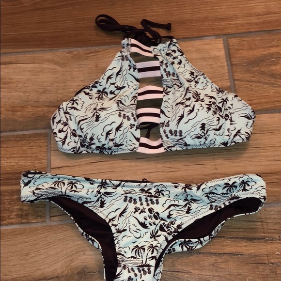 Halter bikini - Picture 2 of 3